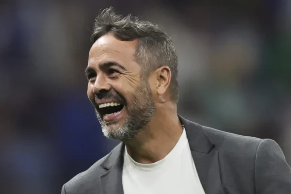 Artur Jorge exalta Matheus Pereira e Jonathan Jesus no Cruzeiro