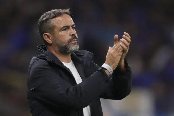 Artur Jorge explode contra crítica e defende números do Cruzeiro no Brasileirão