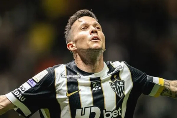 Galo vence Bragantino e assume 7º lugar no Brasileirão