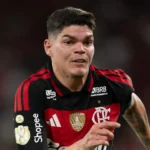 Ayrton Lucas retorna aos treinos e vira opção no Flamengo contra o Estudiantes