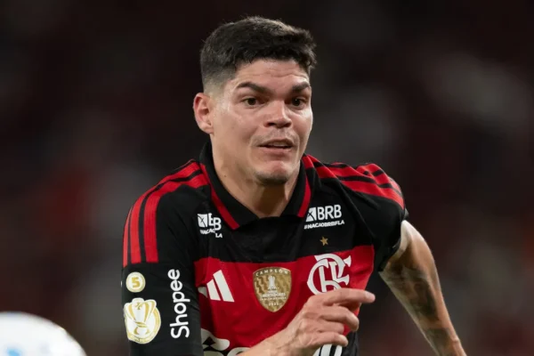 Ayrton Lucas retorna aos treinos e vira opção no Flamengo contra o Estudiantes