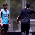 Seedorf vira ‘paizão’ no Timão, mas estreia é barrada pela burocracia