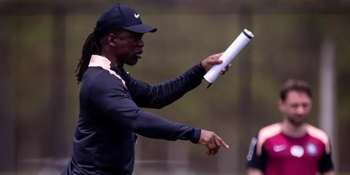 Seedorf arma Corinthians para decisão contra o Vitória, mas fica fora do banco