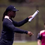 Seedorf arma Corinthians para decisão contra o Vitória, mas fica fora do banco