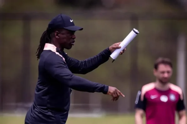 Seedorf arma Corinthians para decisão contra o Vitória, mas fica fora do banco