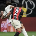 Fiel explode com pênalti não marcado em Yuri Alberto contra o Vitória