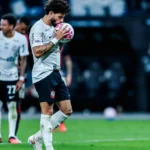 Pênalti polêmico salva Corinthians e revolta a Fiel nas redes