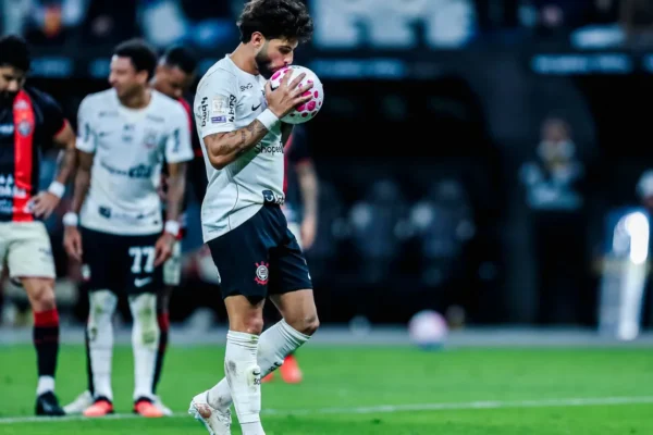 Pênalti polêmico salva Corinthians e revolta a Fiel nas redes