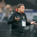Luxemburgo critica Seedorf e se coloca à disposição do Corinthians