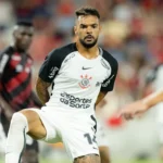 Raniele sofre lesão no menisco e vira dor de cabeça no Corinthians