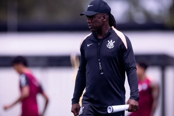 Seedorf Assume Corinthians e Enfrenta Elenco ‘Leão Ferido’
