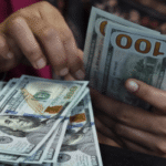 Dólar recua 0,13% com payroll fraco, mas sobe 0,65% na semana