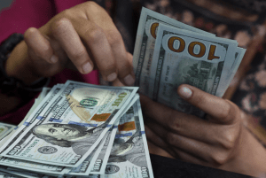 Dólar recua 0,13% com payroll fraco, mas sobe 0,65% na semana