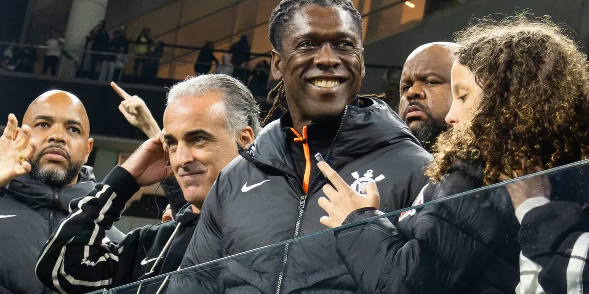Seedorf abraça a Fiel e faz ‘poropopó’ antes de Corinthians x Vitória