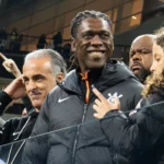 Seedorf abraça a Fiel e faz ‘poropopó’ antes de Corinthians x Vitória