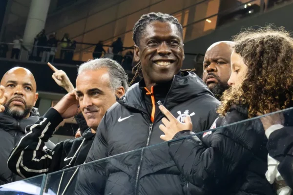 Seedorf abraça a Fiel e faz ‘poropopó’ antes de Corinthians x Vitória