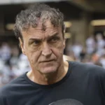 Cuca protege Diógenes após falha e detona ‘pior dos sabores’ em derrota do Santos