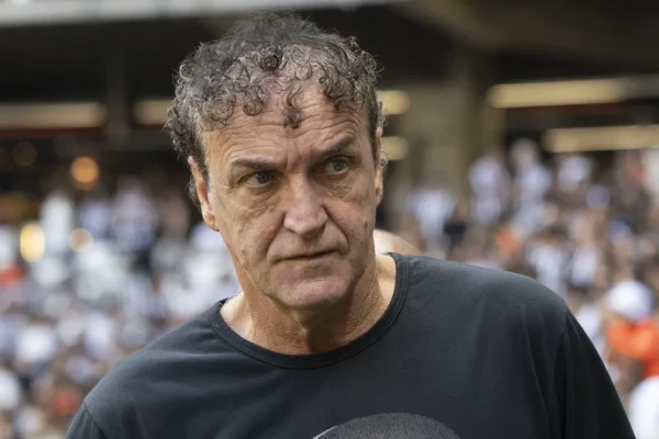 Cuca protege Diógenes após falha e detona ‘pior dos sabores’ em derrota do Santos