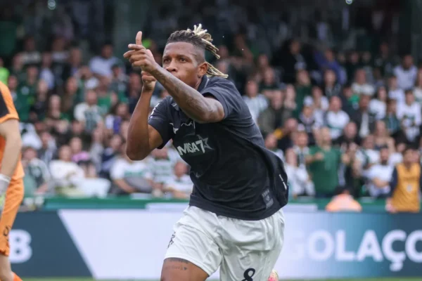 Danilo vira arma ofensiva do Botafogo e mira Chapecoense