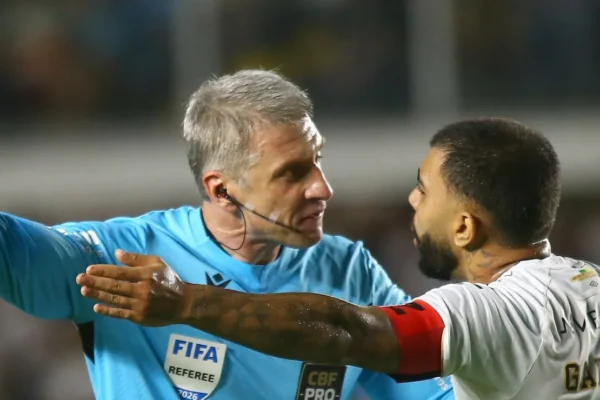 Daronco falha, mas pressão de Santos e Flamengo beira o caos