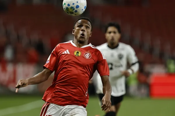 Eliasson no Inter: 28 minutos e nenhuma chance com Eduardo Baptista