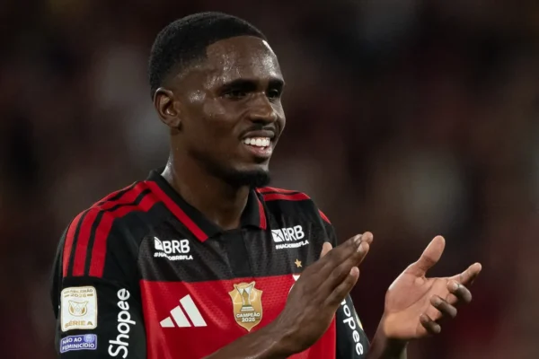 Evertton Araújo liberado pelo DM, mas decisão final é de Jardim