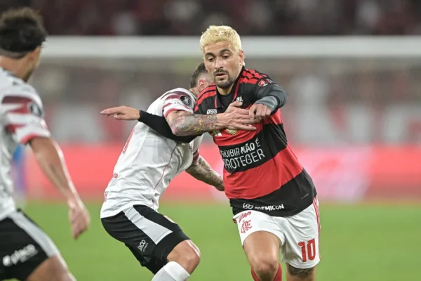 Muslera brilha nos pênaltis e Estudiantes elimina o Flamengo da Libertadores