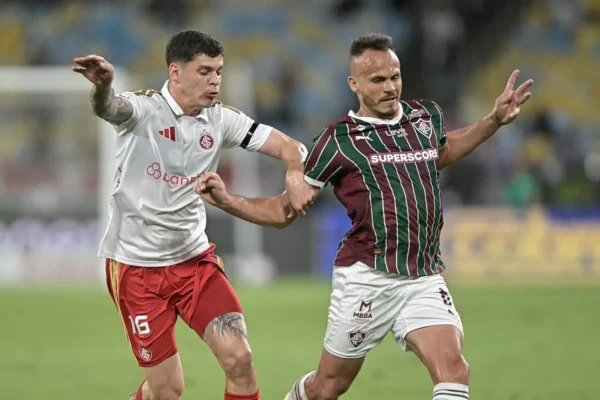 Fluminense vira sobre o Inter nos acréscimos com Lucho Acosta