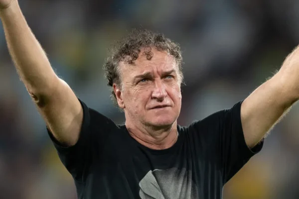 Cuca banca time ofensivo e Santos surpreende o Fluminense no Maracanã