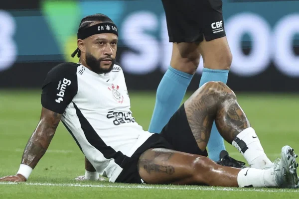 Torcidas do Corinthians exigem saída de Marcelo Paz e afastamento de Memphis