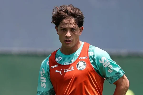 Giay brilha no Derby e acende debate tático e de mercado no Palmeiras