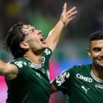 Giay brilha, Palmeiras atropela Corinthians e expõe crise no Derby