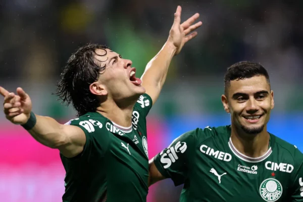 Giay brilha, Palmeiras atropela Corinthians e expõe crise no Derby