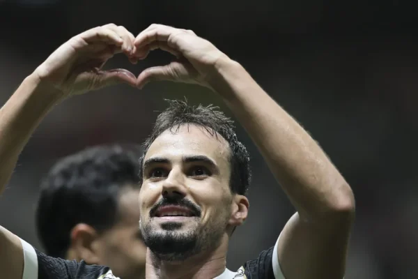 Galo vence Coritiba e emenda oito jogos sem perder antes da Sul-Americana