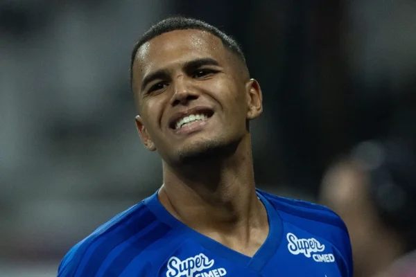 João Costa fora dos planos no Cruzeiro expõe falha no planejamento