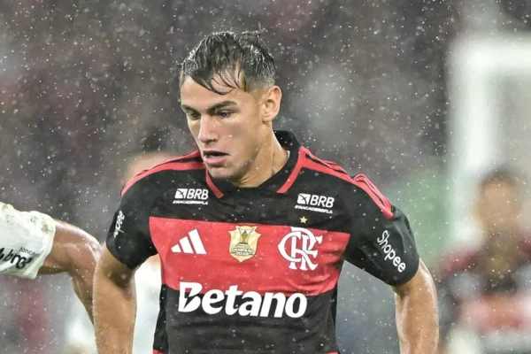 Joaquín Freitas, 19 anos, brilha no Flamengo e conquista a torcida