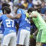Cruzeiro com 11 pendurados: Artur Jorge em alerta no Brasileirão