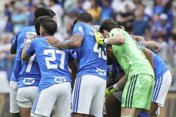 Cruzeiro com 11 pendurados: Artur Jorge em alerta no Brasileirão