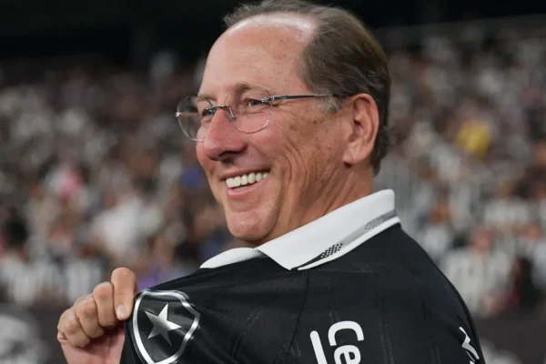 Textor respira na Justiça e ganha força na SAF do Botafogo