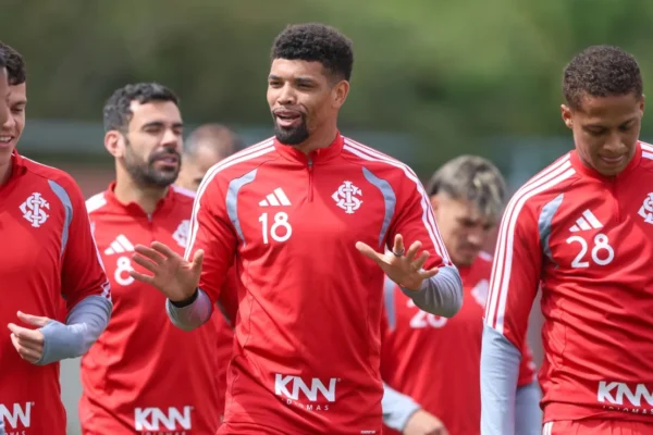 Juninho cresce e briga por vaga na zaga do Inter contra o Corinthians