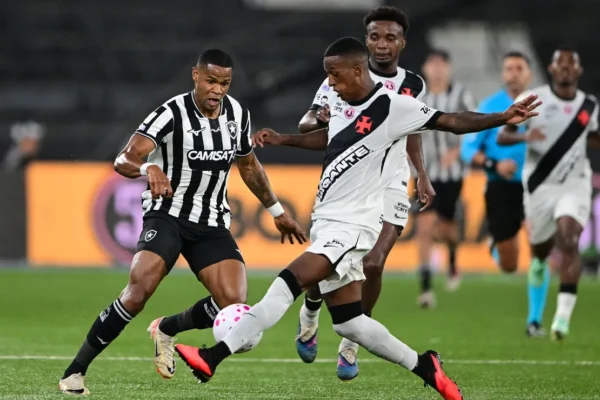 Vasco vence Botafogo por 2 a 1 em clássico no Nilton Santos