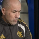Flamengo vence, assume liderança, mas Jardim segue na corda bamba