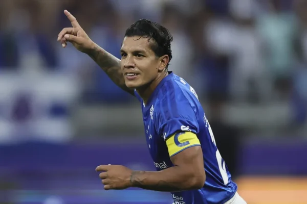 Lucas Romero incendeia vestiário do Cruzeiro antes de virada épica
