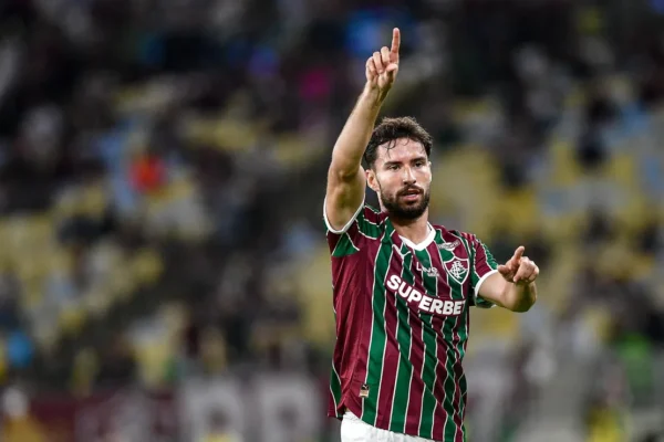Martinelli avança na recuperação e Fluminense sonha com volante na decisão
