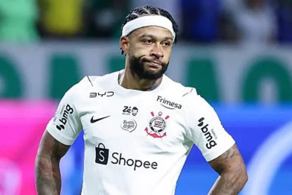 Palmeiras goleia Corinthians e usa Memphis Depay como trilha do deboche
