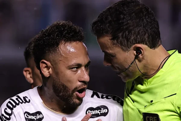 Neymar erra feio, leva vermelho e afunda o Santos contra o Bahia