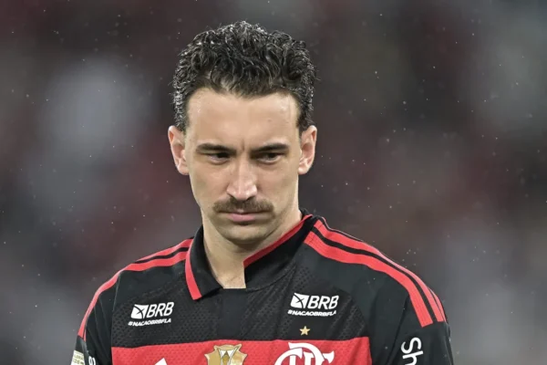Léo Ortiz Alerta: Flamengo e Palmeiras na Disputa Acirrada pelo Título