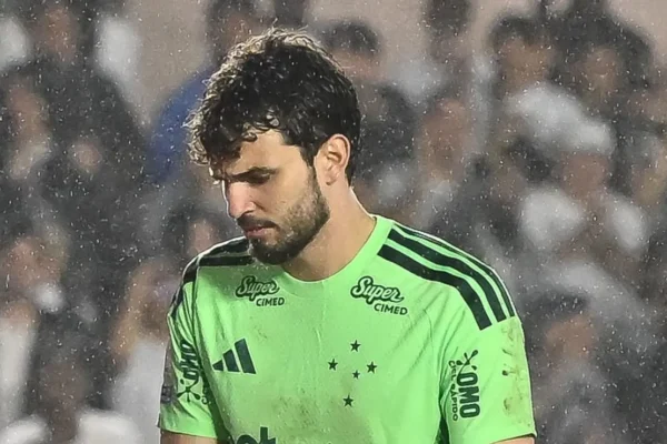 Cruzeiro leva 3 gols em 30 minutos e vê Bragantino brilhar com Volpi