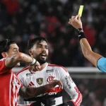 Paquetá apagado e quase expulso: Flamengo empata na Argentina