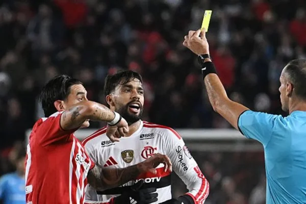 Paquetá apagado e quase expulso: Flamengo empata na Argentina